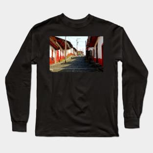 Rue pavé de Patzcuaro, Mexique Long Sleeve T-Shirt